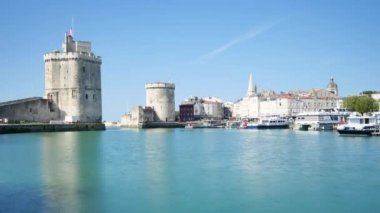 Zaman atlamalı ve ünlü kulenin içinde eski bağlantı noktası La Rochelle, Batı Fransa'da bir şehir Charente-Maritime bölümünde yer alan. 