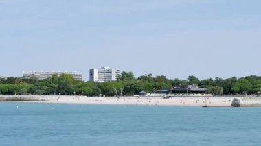 Zaman atlamalı, yaz, içinde şehir, La Rochelle, Fransızca batıda bulunan bir Beach. Sahile çok yakın liman ve şehir doğrudan erişilebilir kaldı.