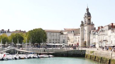 Şehir merkezi La Rochelle, Batı Fransa Atlantik kıyısında bir liman. Eski Liman yakınındaki bir sokaktır. Yaz aylarında filme. Şehrin eski limanda tekne olduğunu.