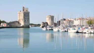 Ünlü kuleleri, eski liman, La Rochelle, Charente-Maritime bölümünde yer alan Batı Fransa'da bir şehir. Tekne palamarla.