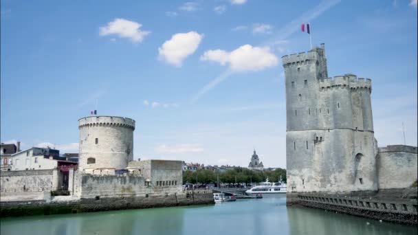 西フランスのラ ロシェル市の時間が経過 夏の間に撮影されました これらは 市内の有名な塔 — ストック動画