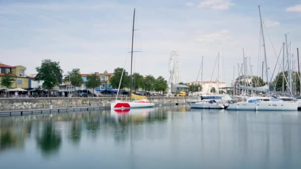 在法国西部的一个小镇 拉罗谢尔市中心 位于夏朗德省 海事部 有一个摩天轮 — 图库视频影像