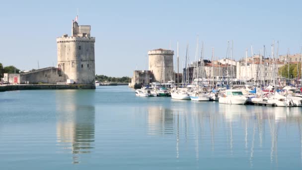位于法国西部的一个小镇 拉罗谢尔的古老港口的著名塔楼 坐落在夏朗德省 海事部 船停泊 — 图库视频影像