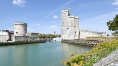 Ünlü kuleleri, eski liman, La Rochelle, Charente-Maritime bölümünde yer alan Batı Fransa'da bir şehir. Yaz aylarında filme.