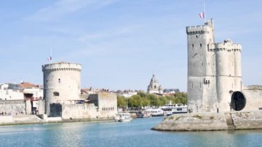 La Rochelle, Batı Fransa'da bir şehir ünlü towers eski liman girişinde yer alır. La Rochelle Charente-Maritime bölümü başkentidir. 