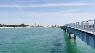 La rochelle Batı Fransa Atlantik kıyısında bir liman kentidir. Eski Liman yakınındaki bir sokaktır. Yaz aylarında filme.