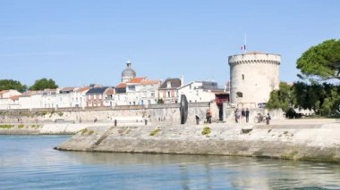 Eski liman içinde La Rochelle, Fransa batısında bir şehir. Ünlü eski kuleler var. Charente-Maritime bölümü, Atlantik Okyanusu yanındaki bir şehir.