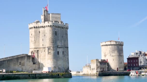 Las Famosas Torres Del Antiguo Puerto Rochelle Pueblo Oeste Francia — Vídeo de stock