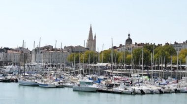 La Rochelle, yaz aylarında Batı Fransa'da bir şehir. Görünümü eski liman şehir merkezinde. Arka planda şehrin ünlü bazı eski kuleler vardır.