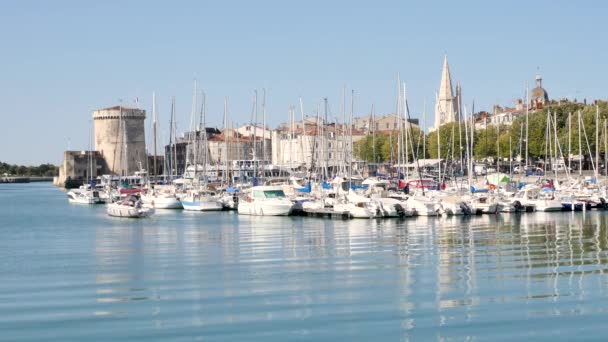 法国西部的一个小镇 位于夏朗德省 海事部 船停泊在市中心 — 图库视频影像