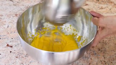 Pasta hazırlık. Kek hamuru bir elektrikli el mikseri kullanarak karışık.