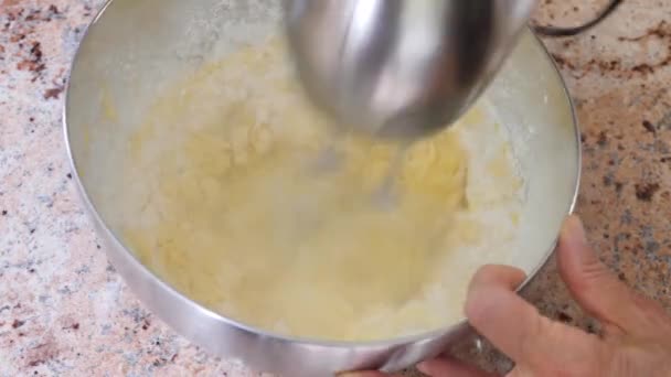 蛋糕准备 蛋糕面团混合使用电动手搅拌机 — 图库视频影像