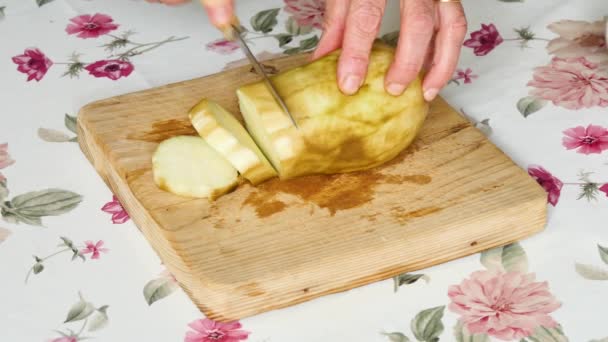 Cutting Aubergine Planka Ett Kök Det Finns Bordsduk Med Blommor — Stockvideo