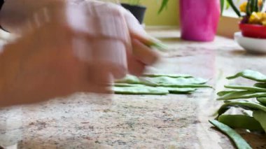 Kesme fasulye bir mutfak. Bir kişi onları pişirmeden önce yemiş olamaz sebze parçaları kaldırır.