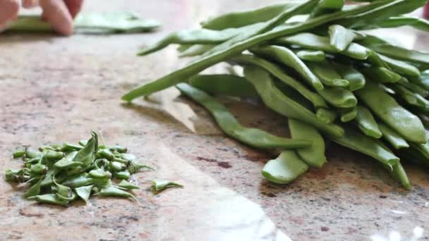 Cortar Frijoles Una Cocina Una Persona Extrae Trozos Verdura Que — Vídeo de stock