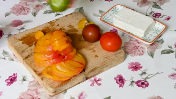 Kuchni Francuskiej Pomidory Wycinane Przez Kogoś Istnieje Czerwony Zielony Pomarańczowy — Wideo stockowe