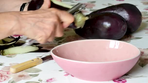 Une Aubergine Est Épluchée Main Dans Une Cuisine Sur Table — Video