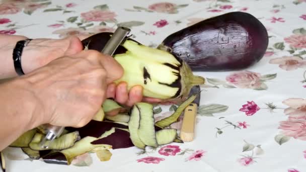 Une Aubergine Est Épluchée Main Dans Une Cuisine Sur Table — Video