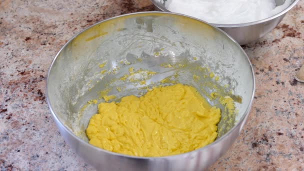 Подготовка Торта Торт Тесто Отдыхает После Смешивания Желтый — стоковое видео