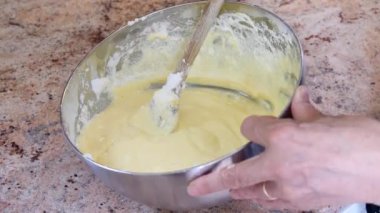 Bir pasta pişirme. Hamur el ile tahta bir spatula ile karıştırma. Ev yapımı besindir.