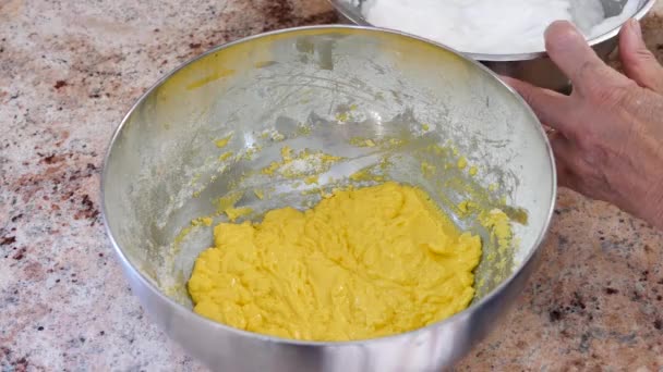 Preparación Masa Pastel Mezclar Las Claras Huevo Con Resto Masa — Vídeo de stock