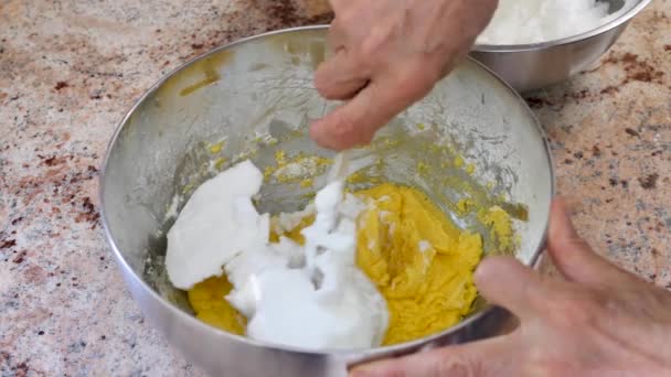 Preparazione Dell Impasto Della Torta Mescolare Gli Albumi Con Resto — Video Stock