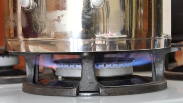 烧砂锅 在热盘子 在厨房里 看火和锅底 — 图库视频影像