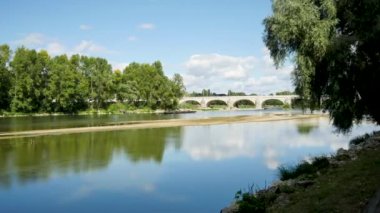 Zaman atlamalı Wilson Köprüsü'nün 1765 ve 1778 arasında inşa edilmiş, Tours, Fransa en eski köprü. 15 kemerler oluşur ve 434 metre Loire uzun. 