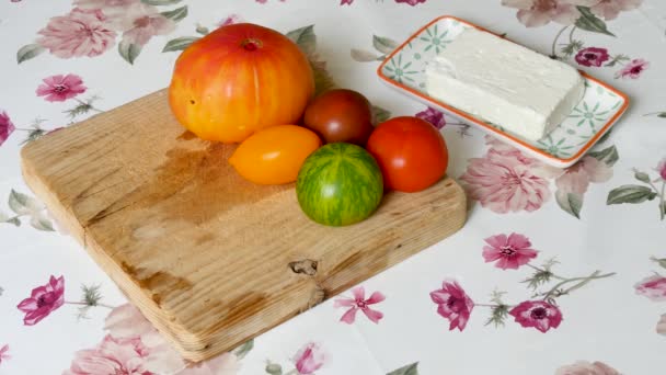 Nella Cucina Francese Pomodori Rossi Arancioni Verdi Sono Tagliere Accanto — Video Stock