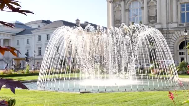 喷泉到位琼 Jaurs 旁边的市政厅 在旅游 在中心 法国西部 — 图库视频影像