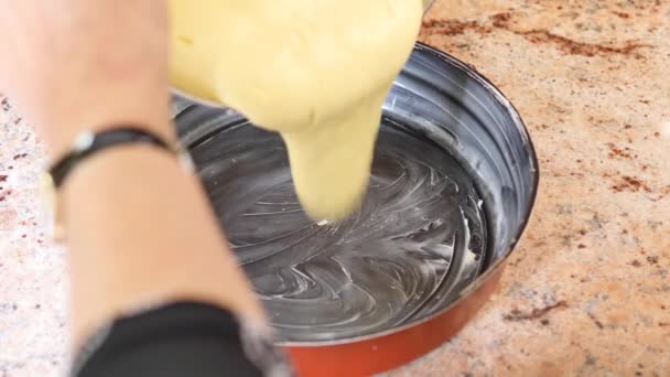 Cocinar Pastel Masa Pastel Mezclado Vierte Molde Pastel Que Luego — Vídeo de stock