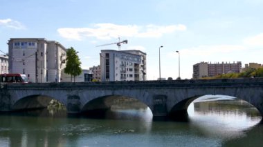 Bir tramvay Sarthe Nehri üzerinde bir köprü üzerinde Le Mans geçer. 2015 yılında, şehir Sarthe, Pays de la Loire üçüncü büyük şehirde en büyük kenti yapma 143,325 nüfusu vardı..