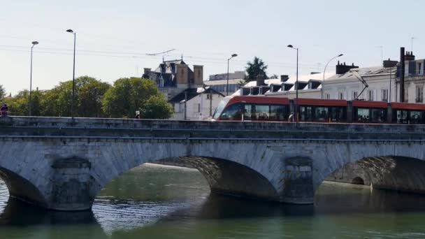 Een Tram Passeert Mans Een Brug Rivier Van Sarthe 2015 — Stockvideo