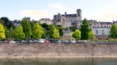 Sarthe Nehri ve eski şehir, Le Mans, Fransa'nın batıda. Sarthe Nehri üzerinde Pays de la Loire bölgesi büyük bir şehir.