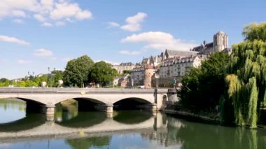 Zaman atlamalı eski şehrin (denilen Plantagent şehir) Le Mans. Sarthe Nehri ve katedral içinde belgili tanımlık geçmiş üzerinde bir köprü var. Le Mans Pays de la Loire bölgesinde bulunan.