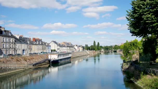 中心部のル マン市のサルト川の波止場の時間経過 マンはフランス西部 ロワール地域に位置する市です — ストック動画