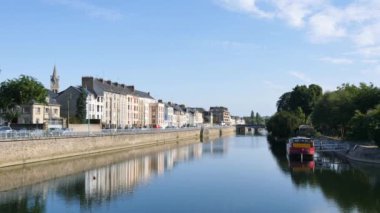 Binalar Sarthe Nehri Batı Fransa Le Mans şehir üzerinde yansıtılır. Le Mans Pays de la Loire bölgede önemli bir şehir var. Yaz aylarında, biraz bulutlu gökyüzü filme.