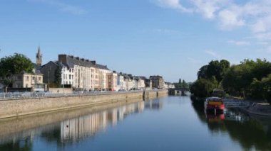 Binalar Sarthe Nehri Batı Fransa Le Mans şehir üzerinde yansıtılır. Le Mans Pays de la Loire bölgede önemli bir şehir var. Yaz aylarında, biraz bulutlu gökyüzü filme.