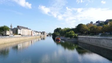 Binalar Sarthe Nehri Batı Fransa Le Mans şehir üzerinde yansıtılır. Le Mans Pays de la Loire bölgede önemli bir şehir var. Yaz aylarında, biraz bulutlu gökyüzü filme.
