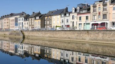 Binalar Sarthe Nehri Batı Fransa Le Mans şehir üzerinde yansıtılır. Le Mans Pays de la Loire bölgede önemli bir şehir var. Yaz aylarında, biraz bulutlu gökyüzü filme.