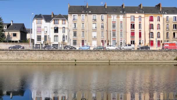 フランスの街でサルト川の岸壁の反射 フランス西部ペイ ロワール地域にあります — ストック動画