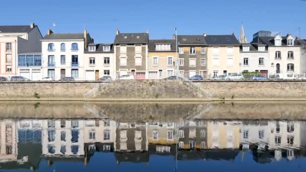 建物は フランス西部のル マン市のサルト川に反映されます マンは ロワール地域の重要な都市です 夏には いくつかの雲と空の間に撮影 — ストック動画