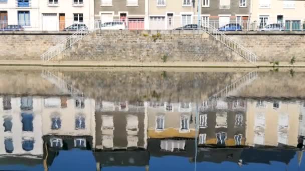 Reflektion Den Yssoir Bron Över Floden Sarthe Centrum Staden Mans — Stockvideo