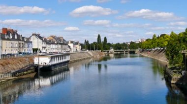 Binalar Sarthe Nehri Batı Fransa Le Mans şehir üzerinde yansıtılır. Le Mans Pays de la Loire bölgede önemli bir şehir var. Yaz aylarında, biraz bulutlu gökyüzü filme.