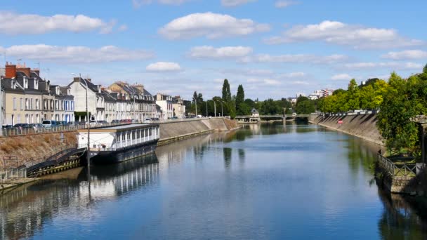 Κτίρια Αντικατοπτρίζονται Στις Όχθες Του Ποταμού Sarthe Στην Πόλη Του — Αρχείο Βίντεο