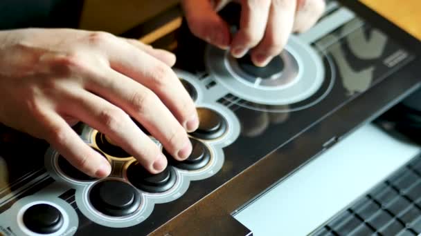 一个人正在玩一个电子游戏与棍子街机 一只手在操纵杆上 一个在按钮上 — 图库视频影像