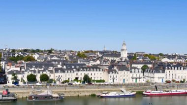 Cityscape Batı Fransa Loire Valley ve Maine-et-Loire departmanı bulunan Angers şehir. Bu şehir bir yeşil kenti olarak bilinir. Ön planda, Maine Nehri akıyor.