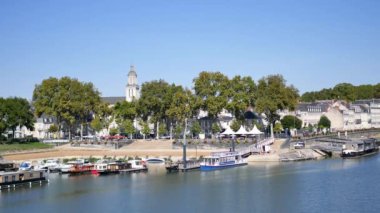Angers, nerede Maine Nehri akar merkezinde. Angers nehir limanı görünümü. ve nehrin etrafında binalar üzerinde. Şehrin batı Fransa'da bulunan.