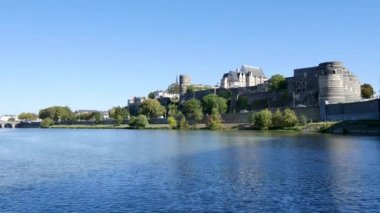 Maine Maine-et-Loire Fransa Angers şehir üzerinden akan bölümü Fransız bir nehirdir. Nehir bankalar (şehir merkezi) görünümü. Fransa bir tarihi anıt kalesidir. 