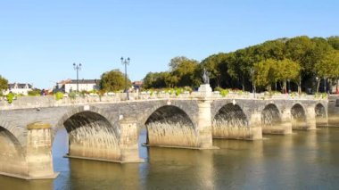 Angers (Fransa) Verdun Bridge'de bir iki trafik yolları arabalar ve iki kaldırımlar ile 105 metre uzun duvar tonozlu köprüdür. Diğer bir taraftan Maine geçiş en eski olduğunu.